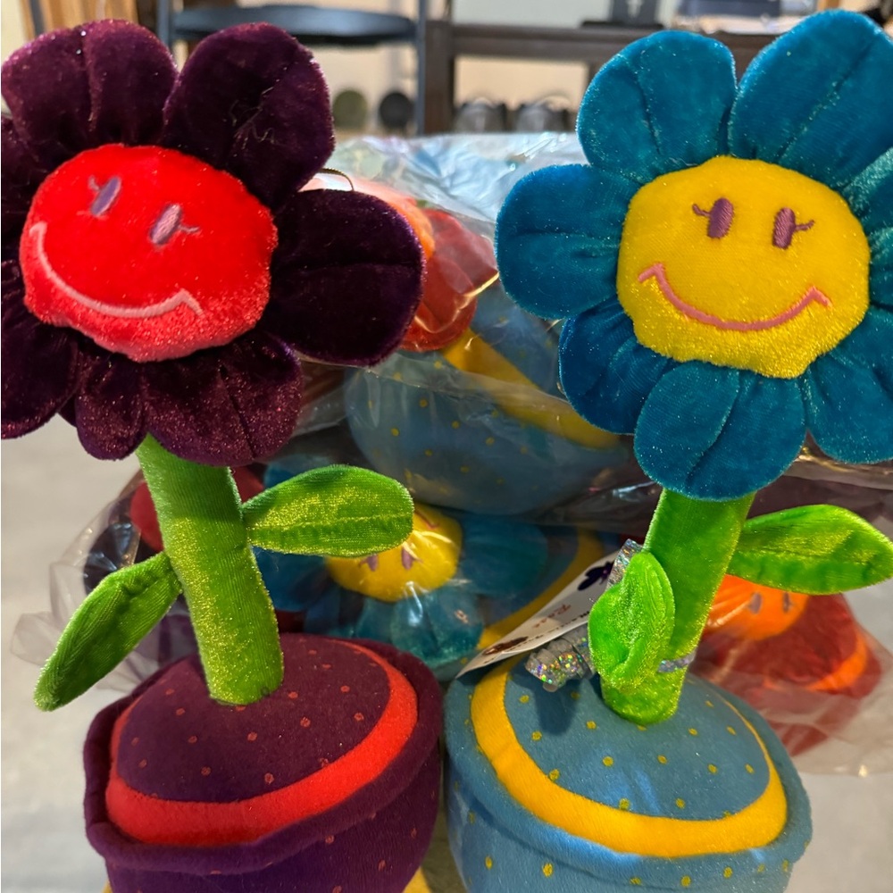 Plush plants for effortless home decoration